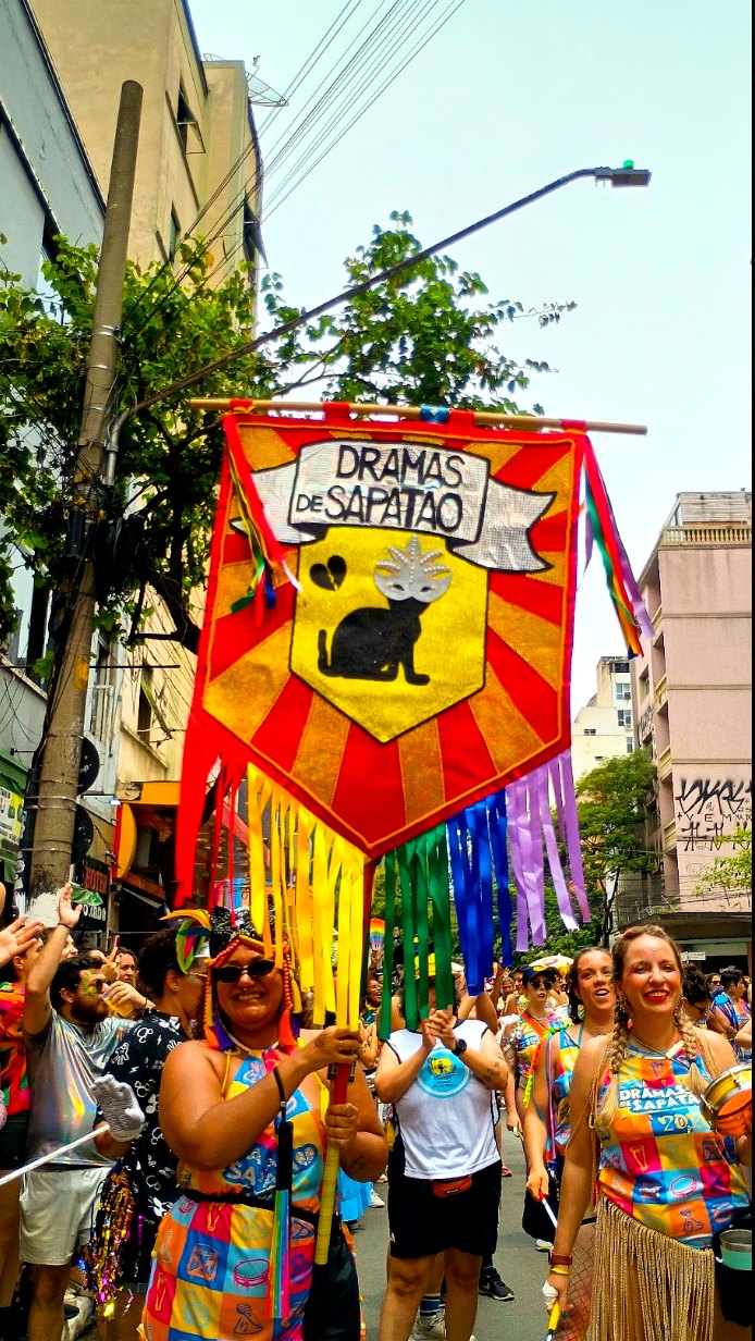 Estandarte do bloco Dramas de Sapatão erguido em meio ao Carnaval de São Paulo