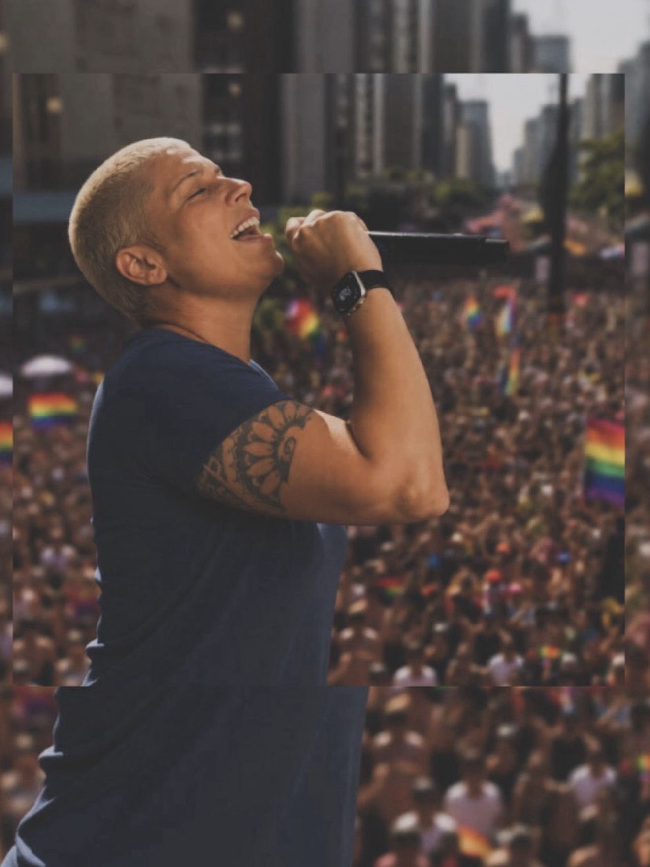 Amanda Nanoh cantando durante a Parada do Orgulho LGBT+ na Avenida Paulista, São Paulo